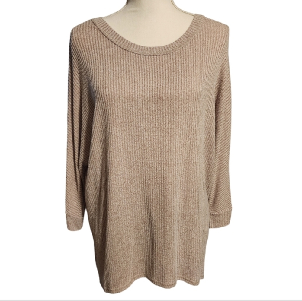 Bke ribbed knit 3/4 sleeve cut out back‎ top